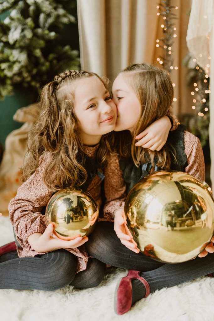 Hermanas disfrutando de una sesión de Navidad en Burgos