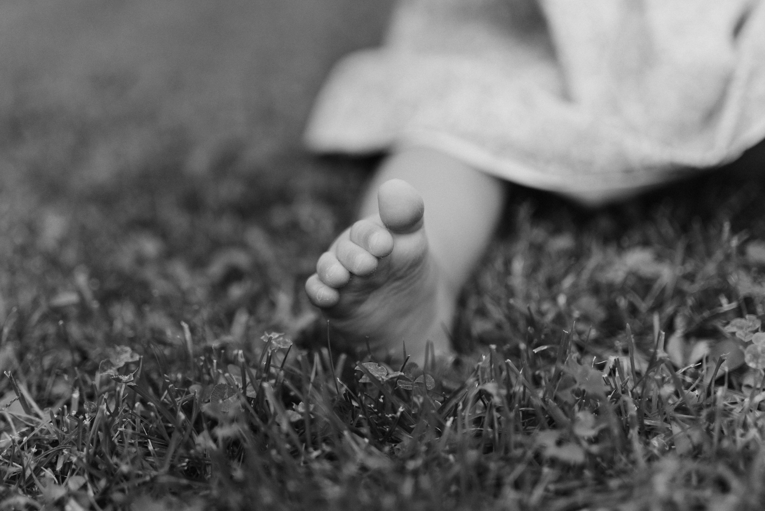 Detalle de los pies de una niña en un reportaje infantil en Burgos