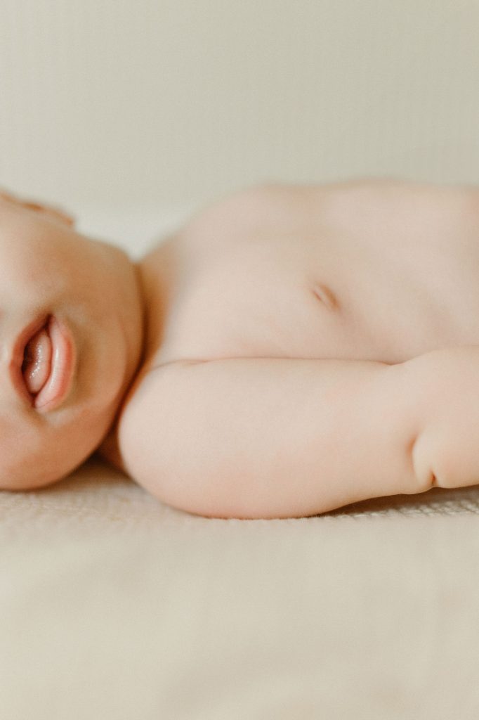 Detalle de un bebé durante su reportaje de recién nacido en casa