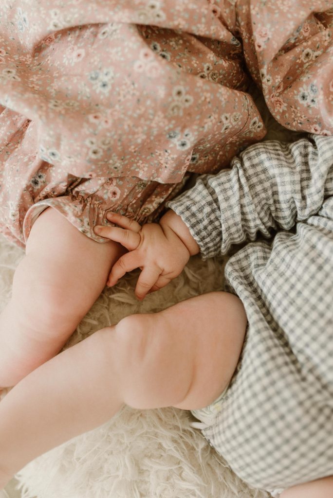 Detalles de las manos de dos mellizos en su reportaje de recién nacido