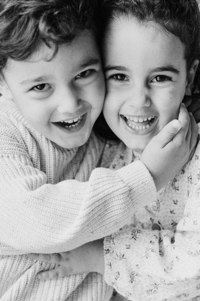 Retrato de dos mellizos durante su reportaje de familia en casa en Burgos