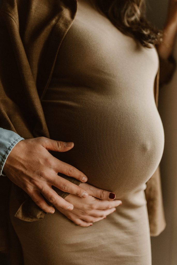 Detalle de la barriga de una embaraza durante su reportaje de maternidad en Burgos