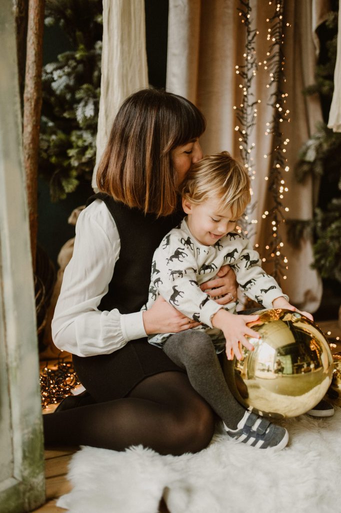 Una madre y su hijo disfrutando de una sesión de Navidad en Burgos