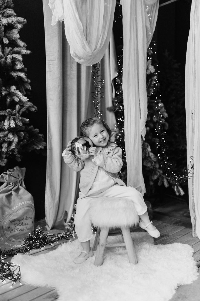Una niña disfrutando de una sesión de Navidad en Burgos