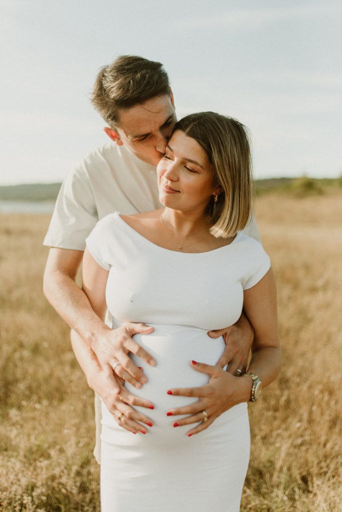Retrato de una pareja a punto de ser padres durante su reportaje de embarazo en Burgos