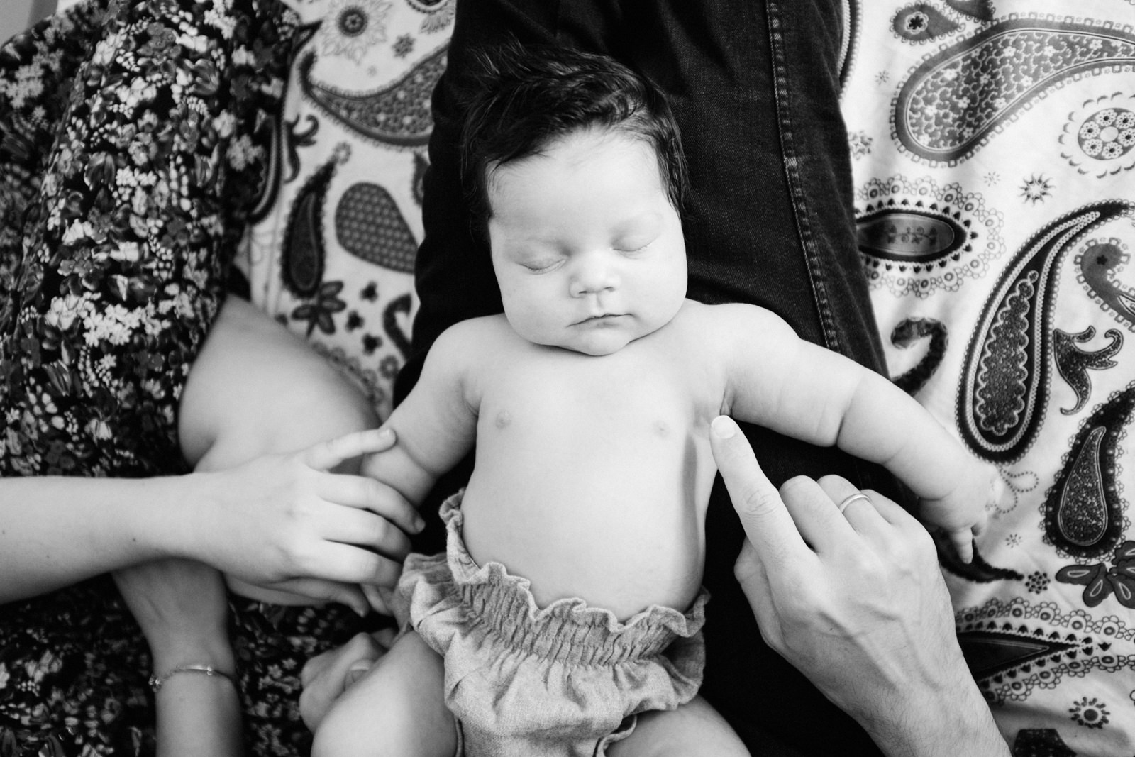 Un bebé durante su sesión de recién nacido en casa en Burgos