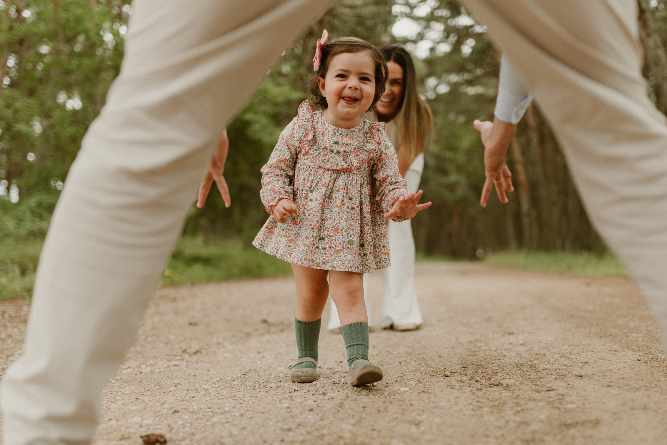 Una familia disfrutando alegremente en su reportaje de familia en exterior