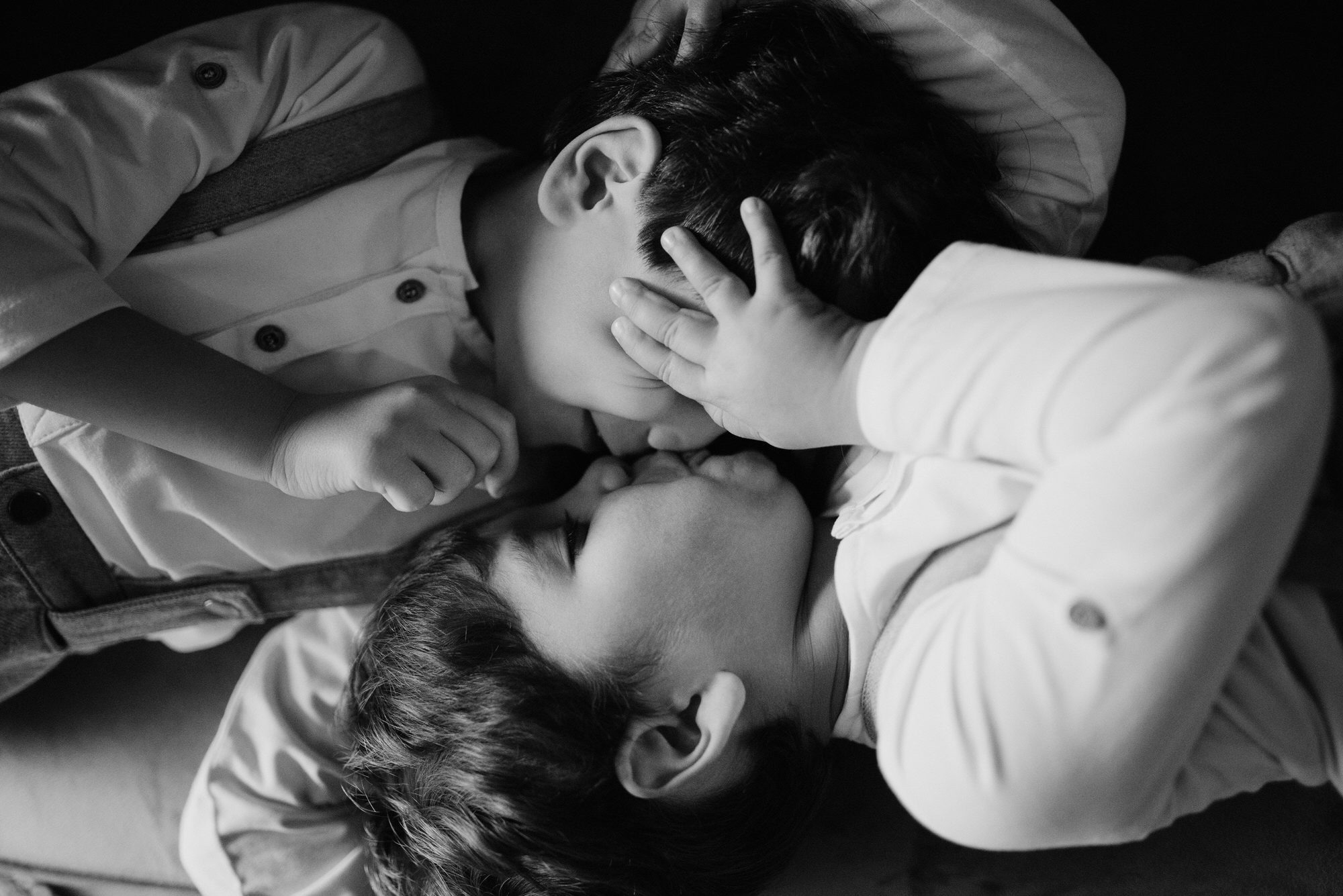 Dos hermanos dándose cariño en un reportaje de familia