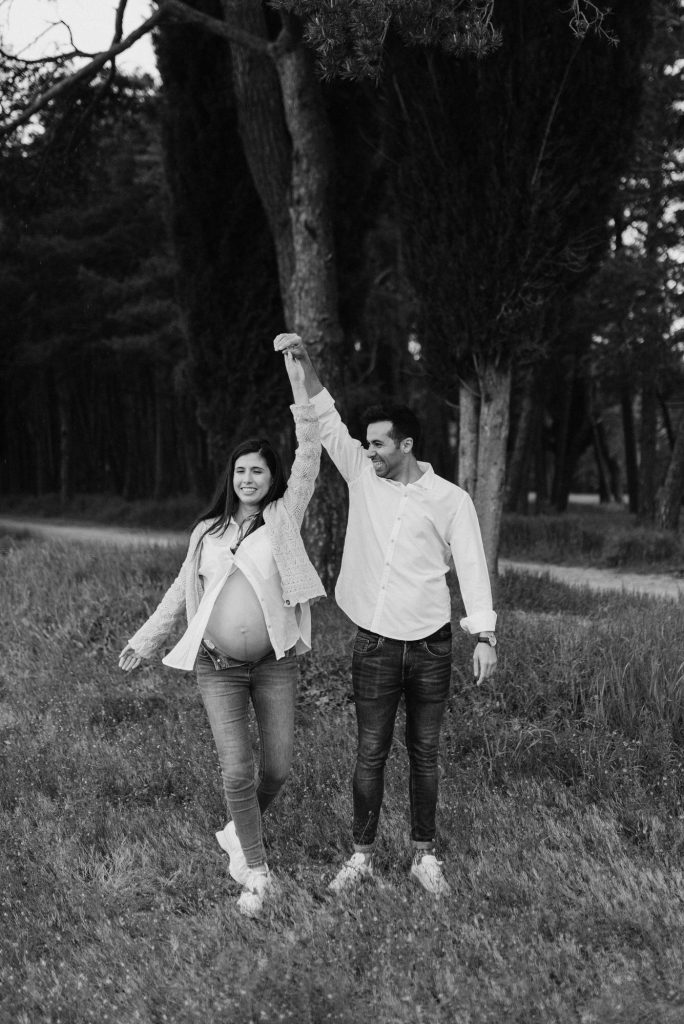 Una pareja disfrutando de su reportaje de embarazo al aire libre en Burgos