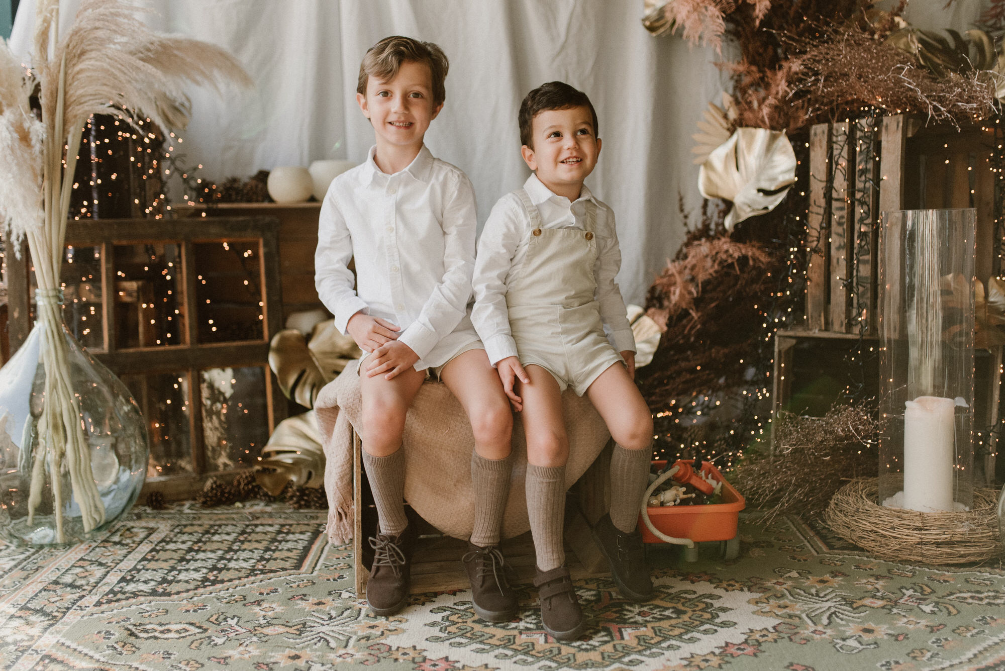 Una pareja de hermanos durante su sesión de navidad en Burgos