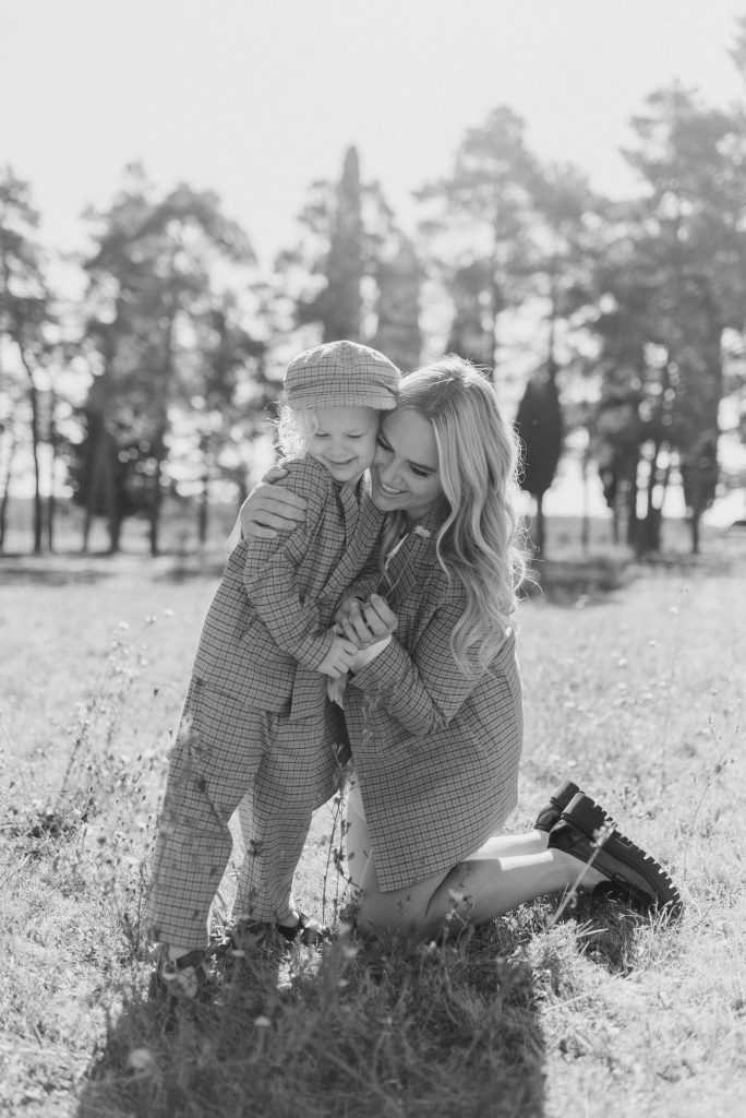 Retrato de una madre con su hija durante su reportaje de familia al atardecer en Burgos